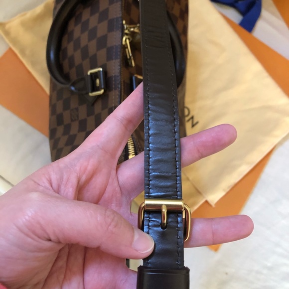 Authentic LV Speedy Damier Bandouliere 30 - Picture 5 of 16